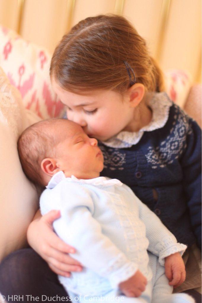 Kensington Palace twitter發放新照片，說明攝於2018年5月2日，夏洛特小公主3歲生日時親吻弟弟Louis小王子，照片由媽媽凱特揸機拍攝。(Kensington Palace twitter圖片)