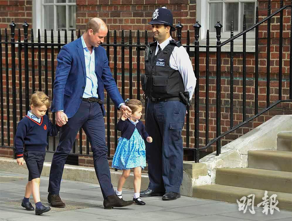 2018年4月23日，夏洛特小公主 (右二) 跟爸爸 (右三) 哥哥 (右四) 一起前往醫院探望媽媽和剛出世的弟弟。(法新社)