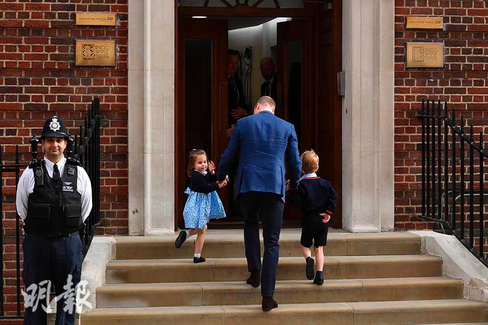 2018年4月23日，夏洛特小公主 (左二) 跟爸爸 (左三) 哥哥 (左四) 一起前往醫院探望媽媽和剛出世的弟弟。(法新社)