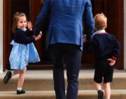 2018年4月23日，夏洛特小公主 (左) 跟爸爸 (中) 哥哥 (右) 一起前往醫院探望媽媽和剛出世的弟弟。(法新社)