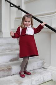 2018年1月8日，2歲半的夏洛特小公主上學了，照片由媽媽凱特拍攝。(The Royal Family facebook圖片)