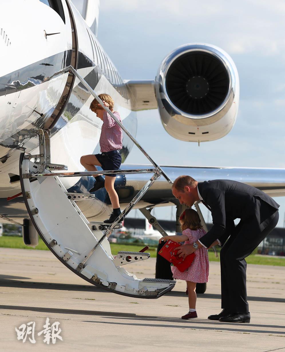 夏洛特小公主跟隨哥哥喬治小王子（前）登上飛機。(法新社)