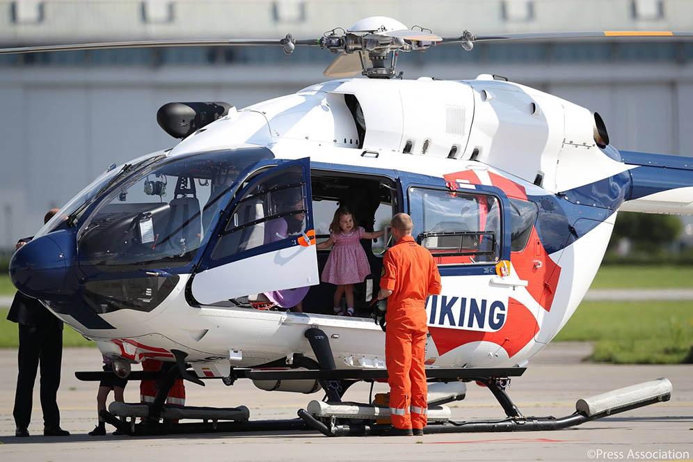 2017年7月21日，夏洛特小公主到訪德國漢堡，與媽媽凱特登上一架直升機。(The Royal Family facebook)