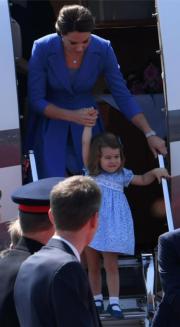 2017年7月19日，英國劍橋公爵伉儷威廉王子一家，飛抵德國柏林。圖為凱特拖着夏洛特小公主下機。 (法新社)