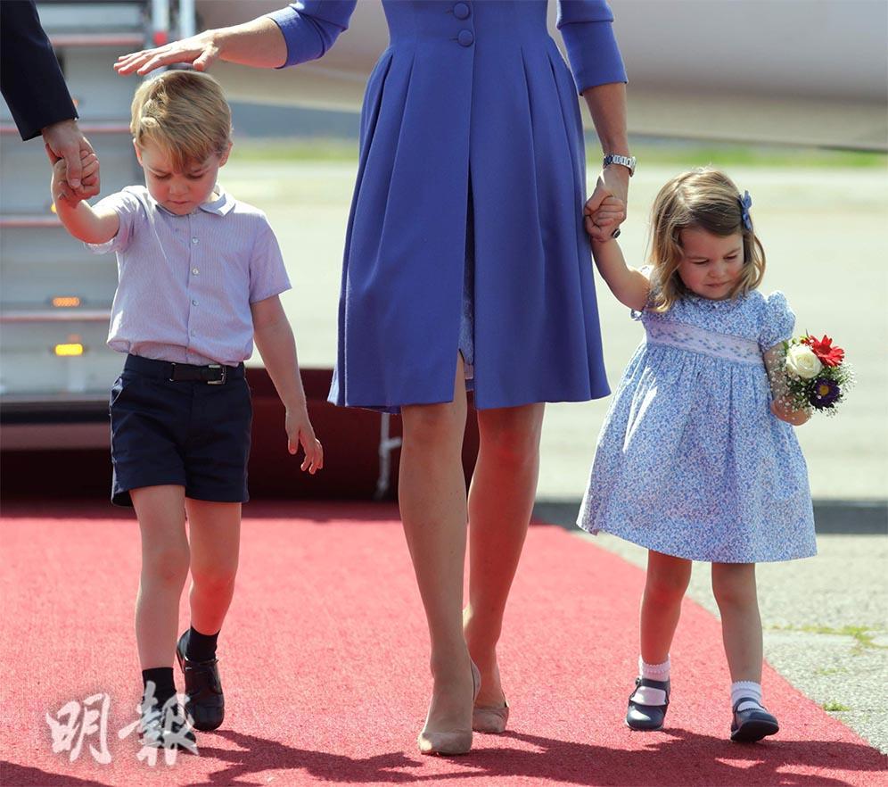 2017年7月19日，威廉王子一家抵達德國柏林。圖為夏洛特小公主和喬治小王子。 (法新社)