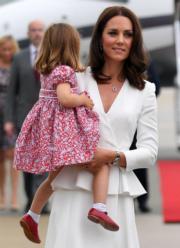 2017年7月17日，威廉王子一家抵達波蘭。圖為凱特抱着夏洛特小公主。 (法新社)