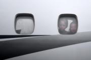 喬治小王子與夏洛特小公主從飛機窗口向外望。（法新社）