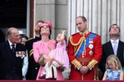 喬治小王子（前排左）與妹妹夏洛特小公主（中排左三）於英國皇家空軍飛行表演時，興奮地向天空揮手。（法新社）