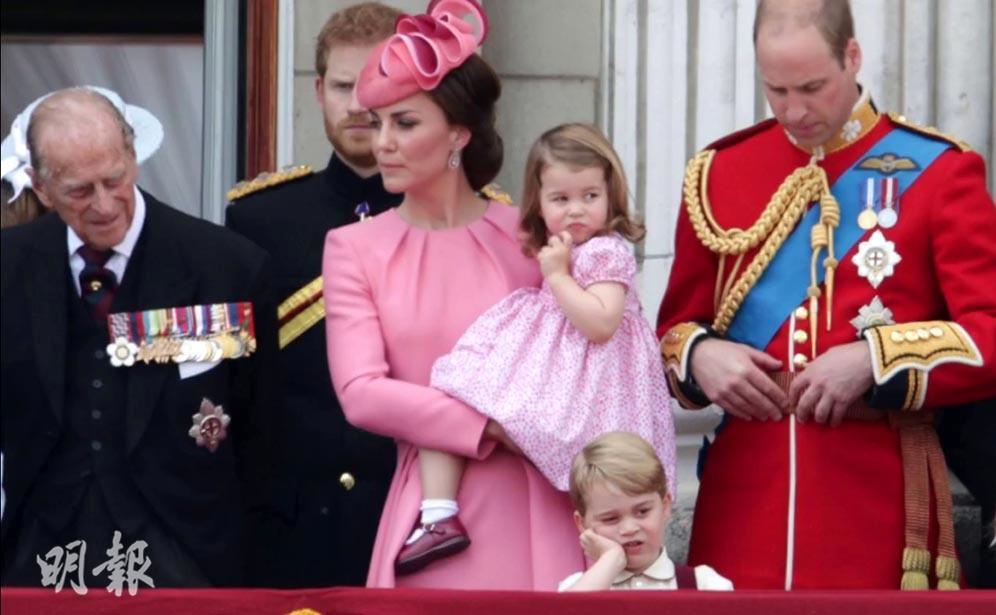 喬治小王子（前排）也許感到沉悶，在陽台單手托腮。中排左起：愛丁堡公爵菲臘親王、凱特、夏洛特小公主、威廉王子。（Press Association facebook影片截圖）