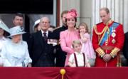 2017年6月17日，英國王室舉行英女王伊利沙伯二世（前排左一）91歲官方生日慶祝活動，一眾王室成員聚首白金漢宮陽台。（Press Association facebook影片截圖）