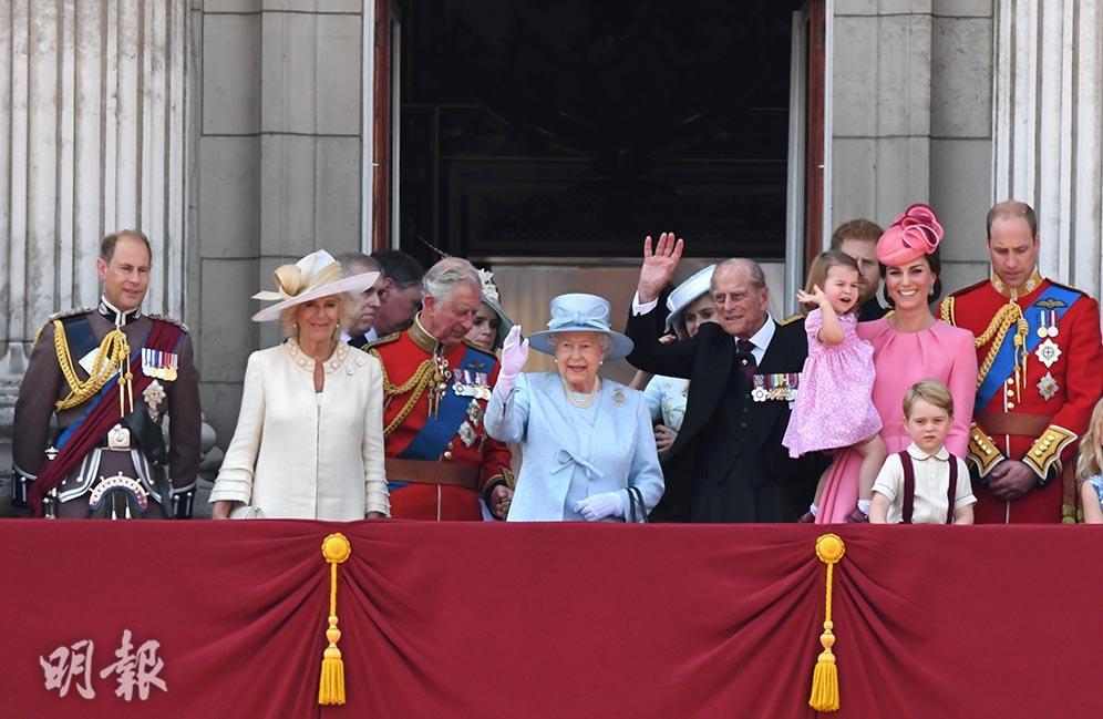  一眾英國王室成員出席聚首白金漢宮陽台。（法新社）