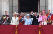  一眾英國王室成員出席聚首白金漢宮陽台。（法新社）