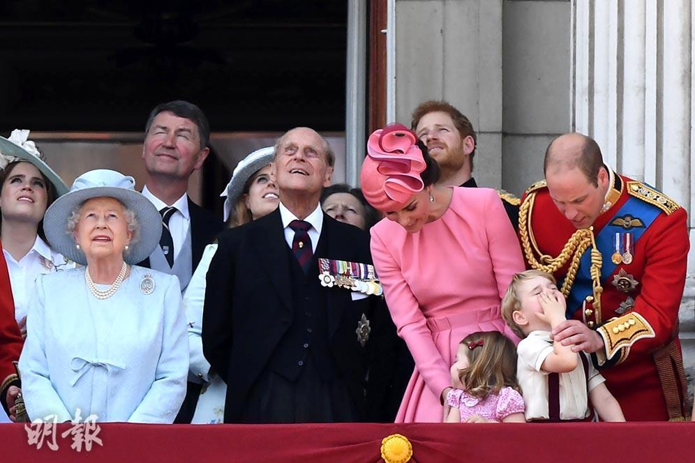（中排左起）英女王、愛丁堡公爵菲臘親王、劍橋公爵夫人凱特、威廉王子。（前排左起）夏洛特小公主、喬治小王子（法新社）