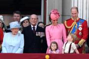 （中排左起）英女王、王夫愛丁堡公爵菲臘親王、劍橋公爵夫人凱特、威廉王子。（前排左起）夏洛特小公主、喬治小王子（法新社）