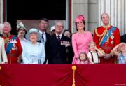  一眾英國王室成員出席聚首白金漢宮陽台。（Kensington Palace‏ Twitter圖片）
