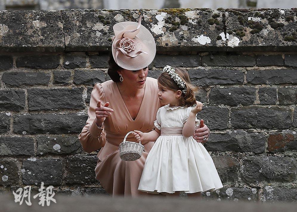 2017年5月20日，凱特 (左) 的胞妹皮帕結婚，夏洛特小公主 (右) 當花童。(法新社)