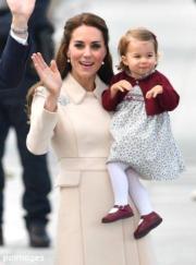【英王室結束訪加】凱特與夏洛特小公主向加拿大說再見。（Press Association Twitter圖片）
