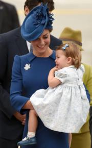 英國劍橋公爵伉儷威廉王子和凱特一家四口外訪加拿大。圖為凱特和夏洛特小公主。（2016年9月24日法新社圖片）