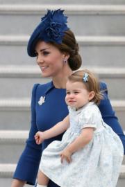 英國劍橋公爵伉儷威廉王子和凱特一家四口外訪加拿大。圖為凱特和夏洛特小公主。（2016年9月24日法新社圖片）