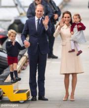 【英王室結束訪加】威廉王子一家四口向港灣旁的眾人揮手道別。（Kensington Palace Twitter圖片）