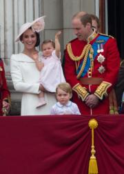 夏洛特小公主出席慶祝英女王90歲官方生日的盛大閱兵儀式。（法新社）