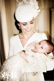 夏洛特小公主於2015年7月受洗，凱特抱着小公主。（英國肯辛頓宮twitter圖片）