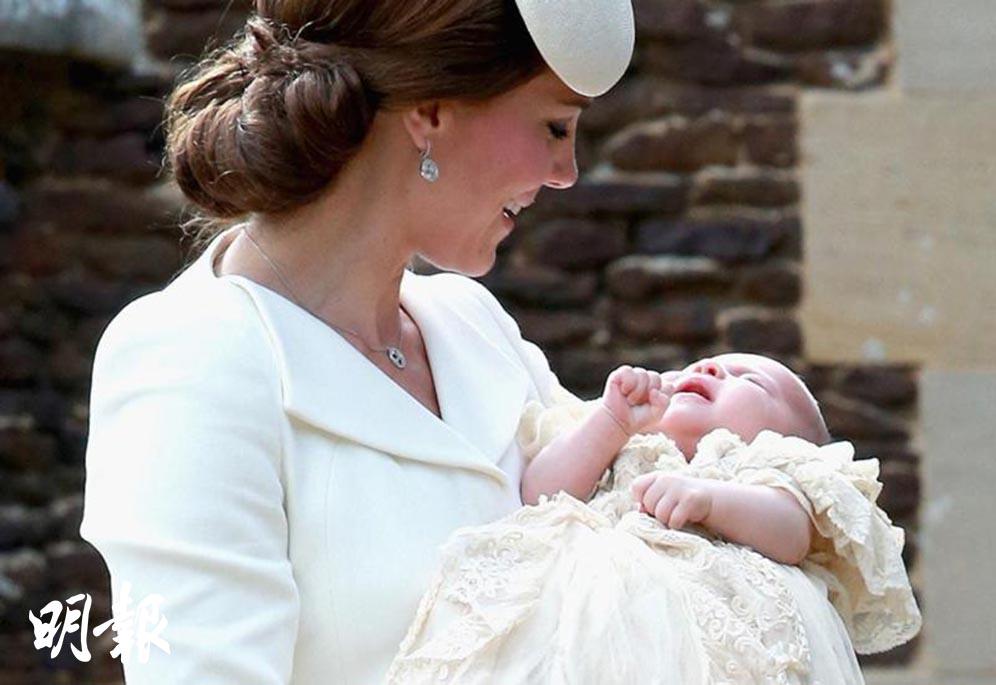 夏洛特小公主（右）於2015年7月受洗，凱特（左）抱着小公主。（法新社）