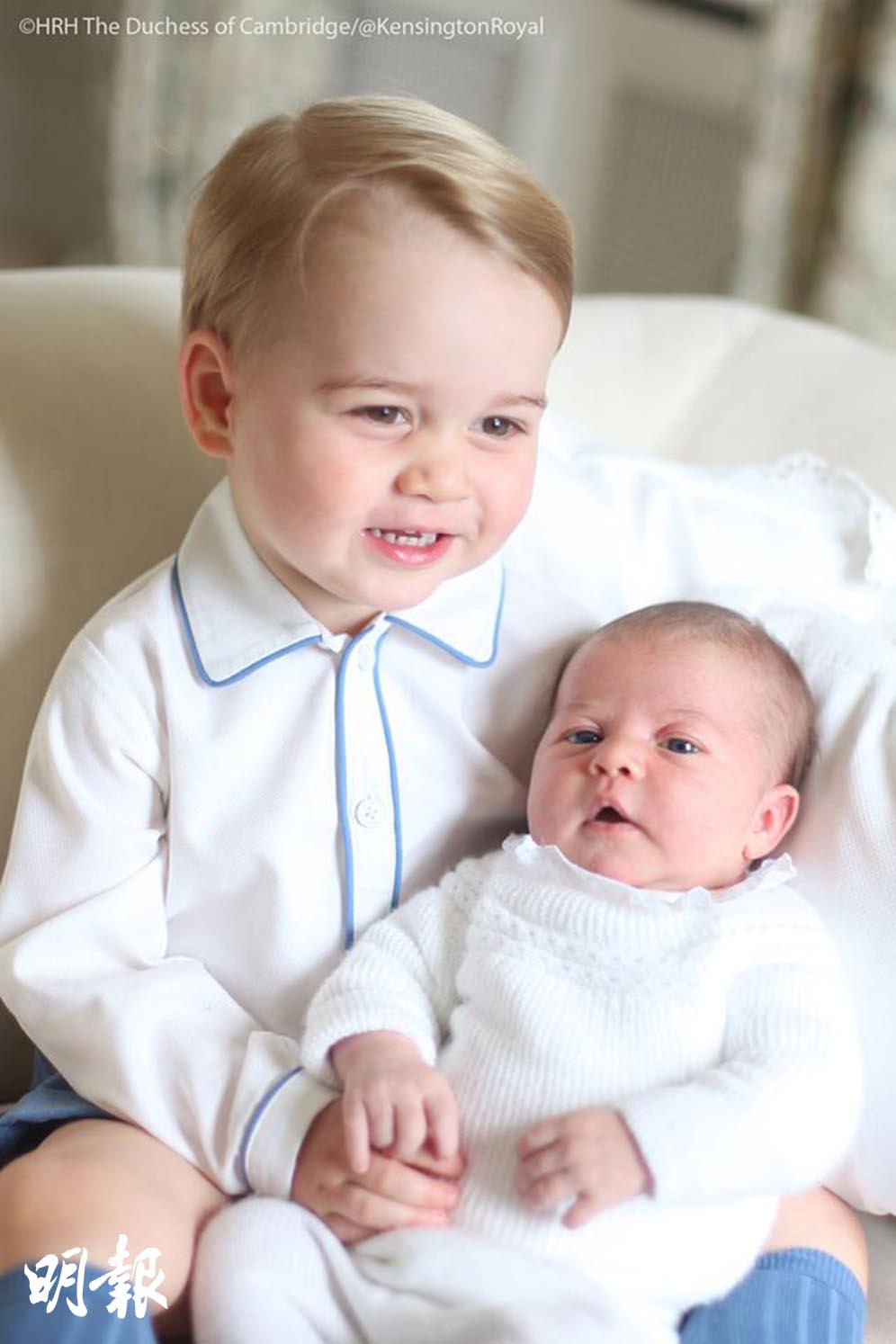 威廉王子的官邸肯辛頓宮2015年6月發放喬治小王子（左）與夏洛特小公主（右）的合照。（The British Monarchy fb圖片）