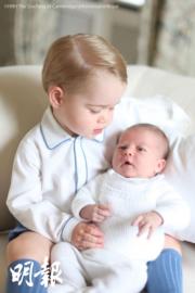 威廉王子的官邸肯辛頓宮2015年6月發放喬治小王子（左）與夏洛特小公主（右）的合照。（The British Monarchy fb圖片）