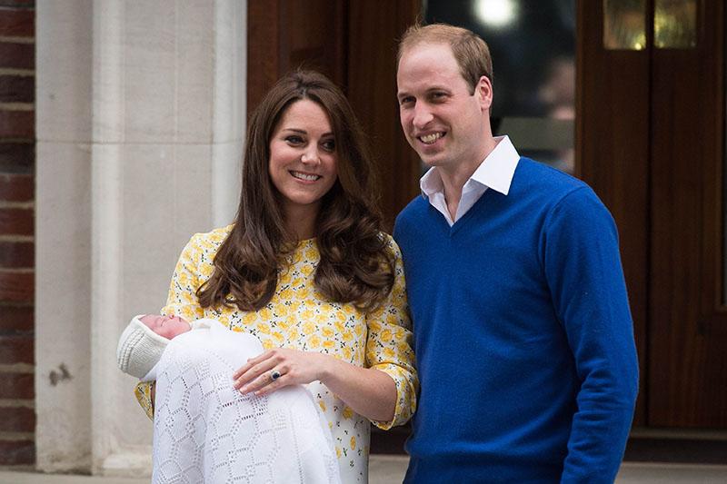 夏洛特小公主於2015年5月2日出生，凱特在威廉王子陪同下抱着小公主在倫敦聖瑪麗醫院林多院區外讓記者拍照。（法新社）