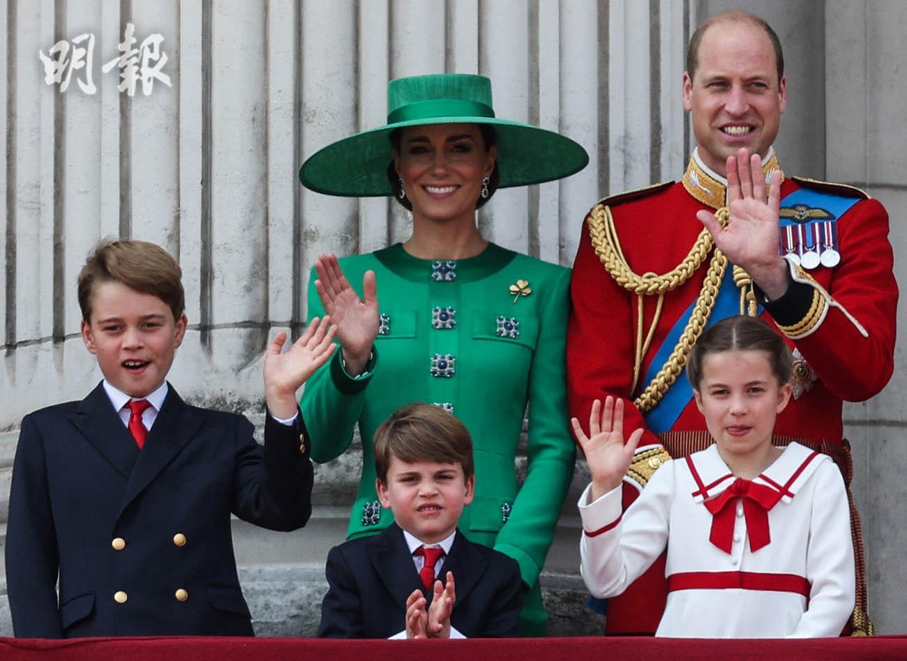 2023年6月17日英王查理斯三世官方壽辰日，一眾王室成員在白金漢宮陽台觀看空軍表演。圖為王儲威廉一家。（法新社）
