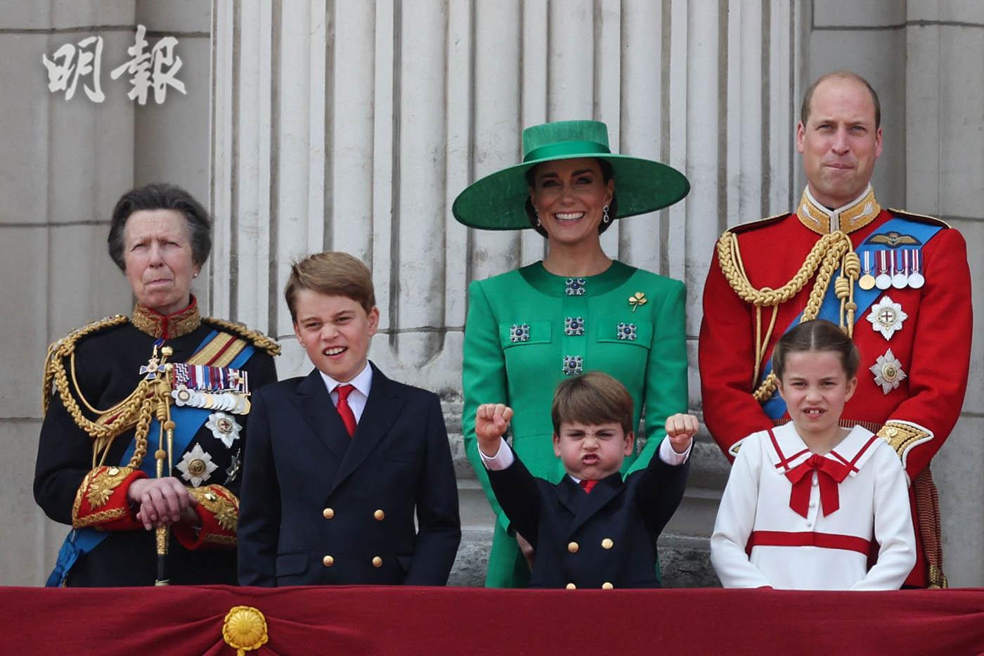 2023年6月17日英王查理斯三世官方壽辰日，一眾王室成員在白金漢宮陽台觀看空軍表演。圖為王儲威廉一家，以及安妮公主（後排左一）。（法新社）