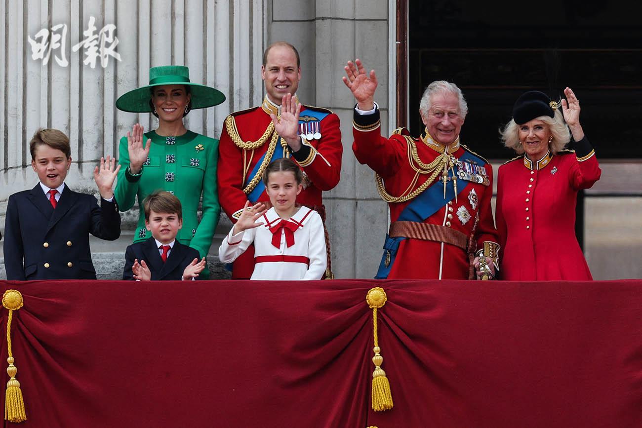 2023年6月17日英王查理斯三世官方壽辰日，一眾王室成員在白金漢宮陽台觀看空軍表演。圖見王儲威廉一家、英王（右二）和王后（右一）。（法新社）