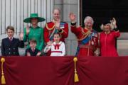 2023年6月17日英王查理斯三世官方壽辰日，一眾王室成員在白金漢宮陽台觀看空軍表演。圖見王儲威廉一家、英王（右二）和王后（右一）。（法新社）