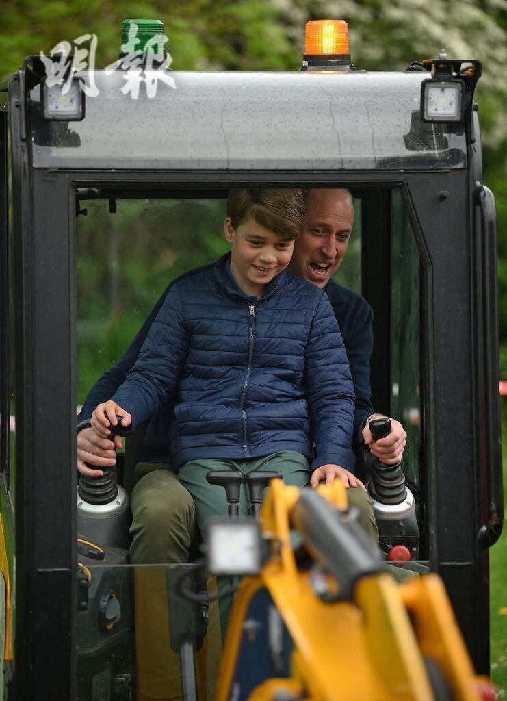 2023年5月8日，威廉陪同喬治小王子駕駛挖掘機。（法新社）