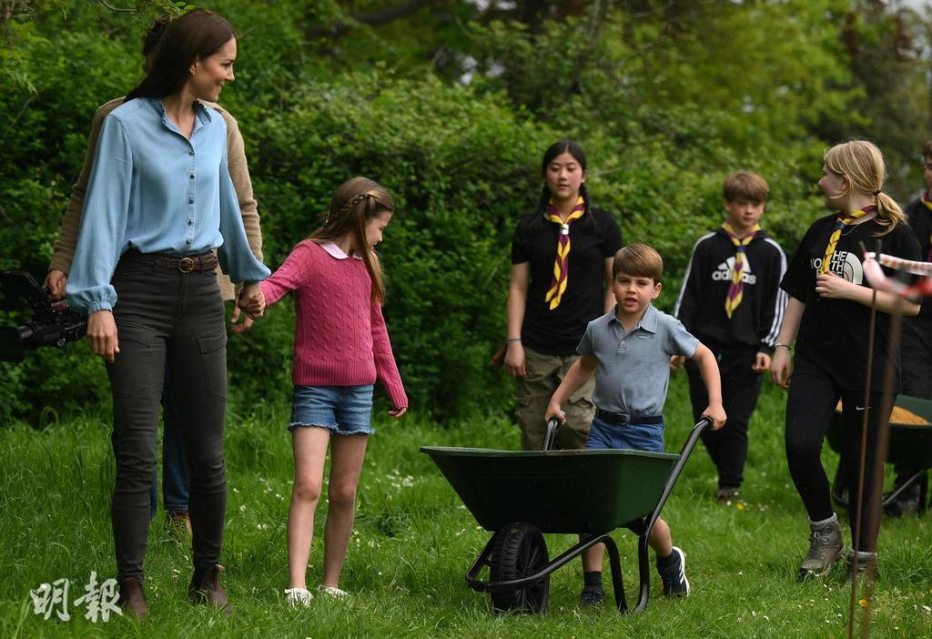  2023年5月8日，凱特（左一）拖着夏洛特小公主（左二），路易小王子（右三）推車幫忙。（法新社）