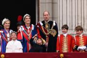 2023年5月6日，王儲威廉（後排左三）、妻子凱特（後排左二）、長子路易小王子（右一）、女兒夏洛特（前排左一）和幼子路易（前排左一），在白金漢宮陽台，跟其他王室成員一起觀看空軍表演。（法新社）（法新社）