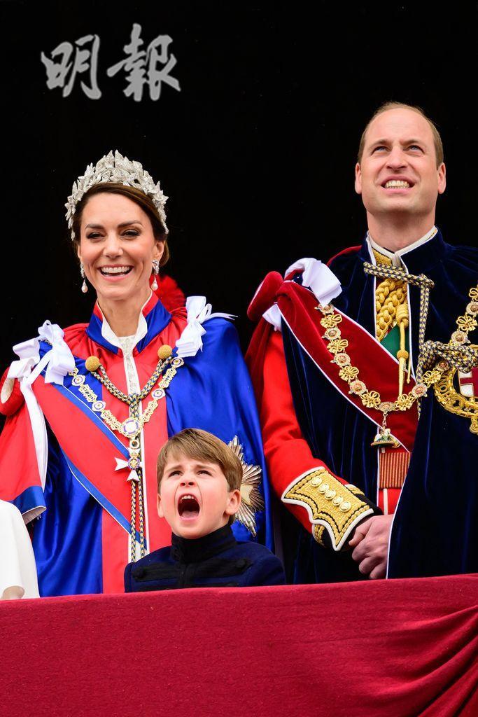 2023年5月6日，威廉（右）、凱特（左）和路易小王子（中）在白金漢宮陽台觀看空軍表演。（法新社）