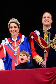 2023年5月6日，威廉（右）、凱特（左）和路易小王子（中）在白金漢宮陽台觀看空軍表演。（法新社）