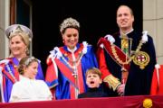 2023年5月6日，威廉（後排右）、凱特（後排中）、夏洛特小公主（前排左）和路易小王子（前排右）在白金漢宮陽台觀看空軍表演。（法新社）