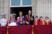 2023年5月6日，一眾王室成員在英王查理斯三世加冕典禮後，在白金漢宮陽台觀看空軍表演。（法新社）