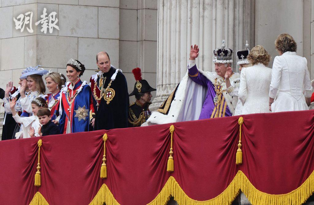 2023年5月6日，一眾王室成員在英王查理斯三世加冕典禮後，在白金漢宮陽台見民眾。（法新社）