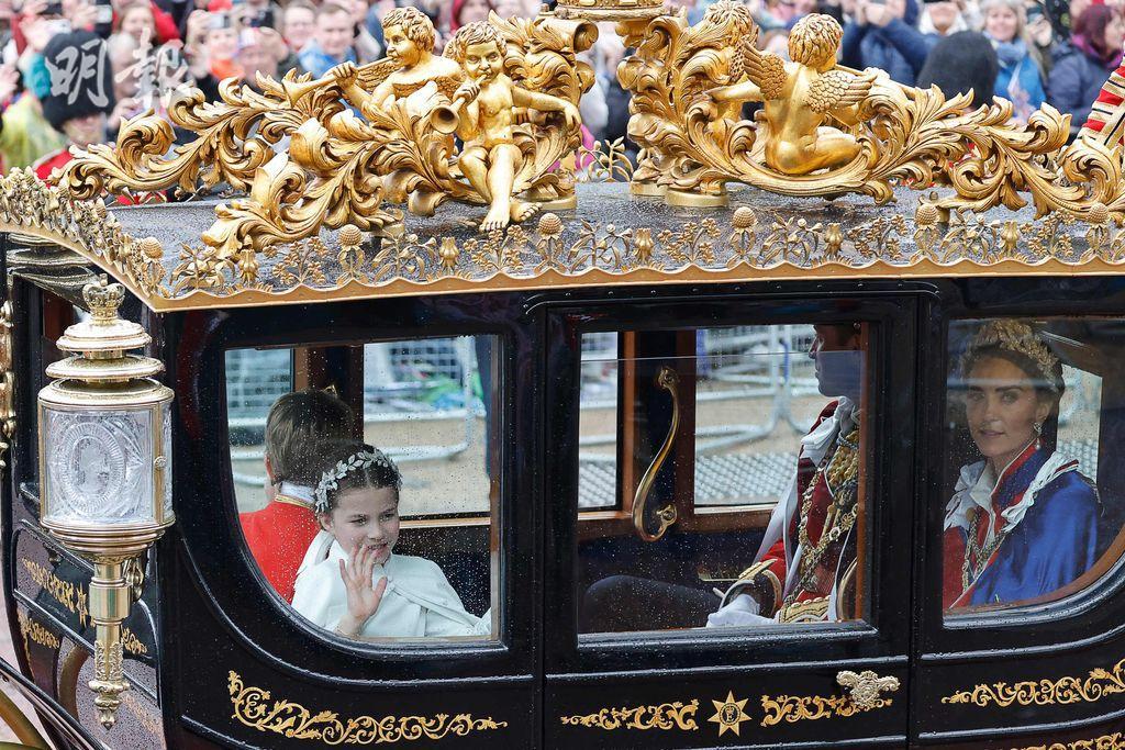 2023年5月6日，夏洛特小公主（左）對在凱特（右）對面向民眾揮手。（法新社）
