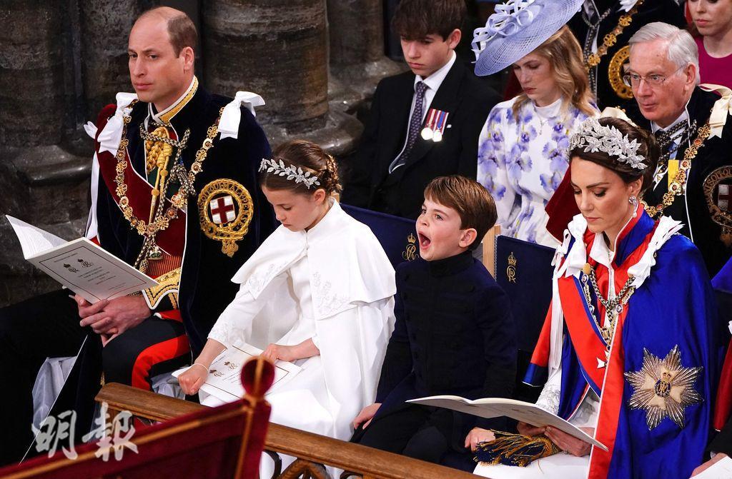 2023年5月6日英王查理斯三世加冕，王儲威廉（左一）和凱特（右一），與夏洛特小公王（左二）和路易小王子（右二），在倫敦西敏寺出席加冕典禮。（法新社）