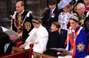 2023年5月6日英王查理斯三世加冕，王儲威廉（左一）和凱特（右一），與夏洛特小公王（左二）和路易小王子（右二），在倫敦西敏寺出席加冕典禮。（法新社）