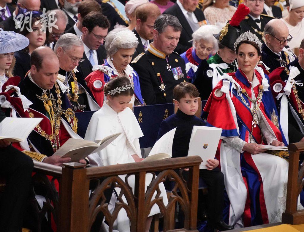2023年5月6日英王查理斯三世加冕典禮，（前排左起）威廉、夏洛特小公王、路易小王子和凱特（法新社）