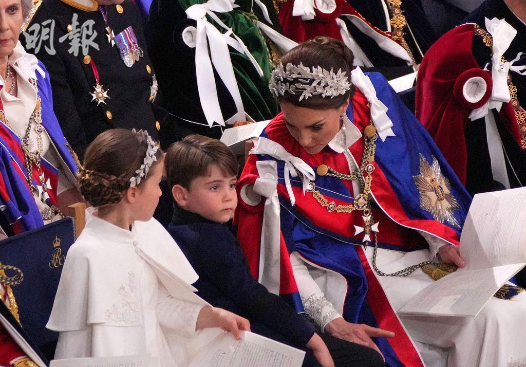 2023年5月6日英王查理斯三世加冕典禮，（前排左起）夏洛特小公王、路易小王子和凱特（法新社）