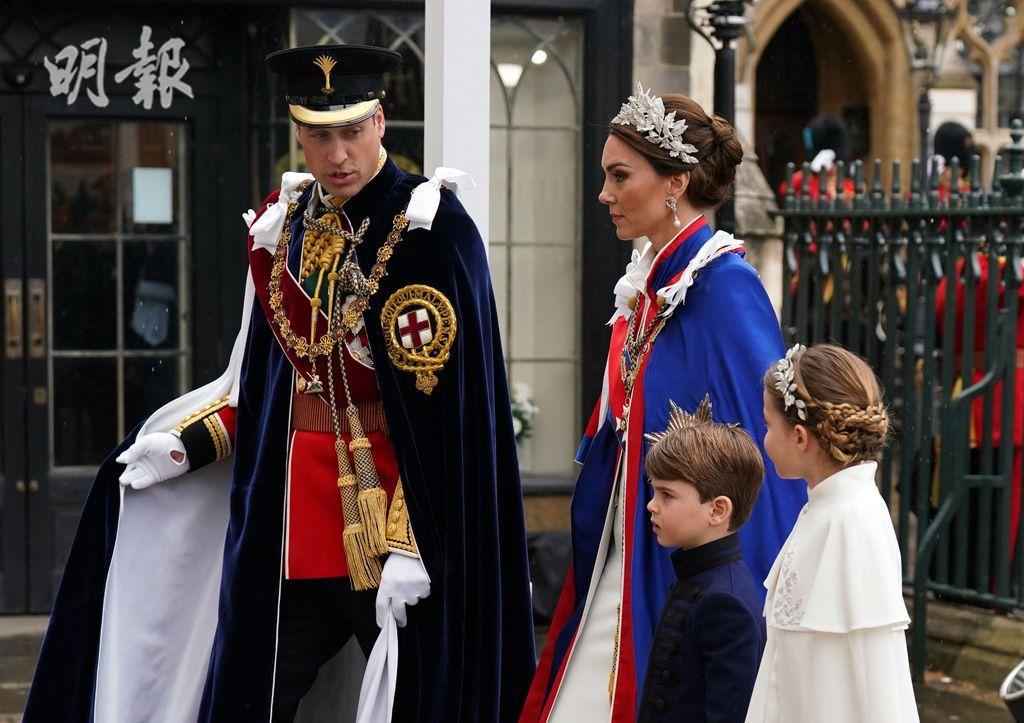 2023年5月6日英王查理斯三世加冕，王儲威廉（左一）和妻子凱特（左二）帶上夏洛特小公主（右一）和路易小王子（右二）抵達倫敦西敏寺，出席加冕典禮。（法新社）