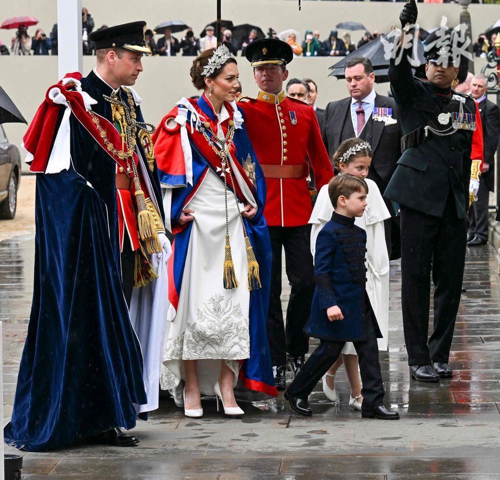2023年5月6日英王查理斯三世加冕，王儲威廉和凱特帶夏洛特小公主和路易小王子出席加冕典禮。（法新社）