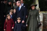 2022年12月25日英國王室聖誕節崇拜，圖中見到王儲威廉和凱特一家五口。（法新社）